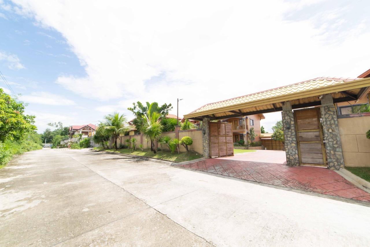 Reddoorz Plus @ Starhomes Olivianville Tarlac City Exterior foto
